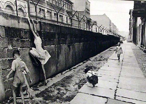브레송이 찍은 '베를린 장벽 설치 이후'(1962). 어른들이 아무리 이념의 대립으로 베를린 장벽을 쌓아도 아이들은 그곳을 놀이터 삼아 천연덕스럽게 놀고 있다